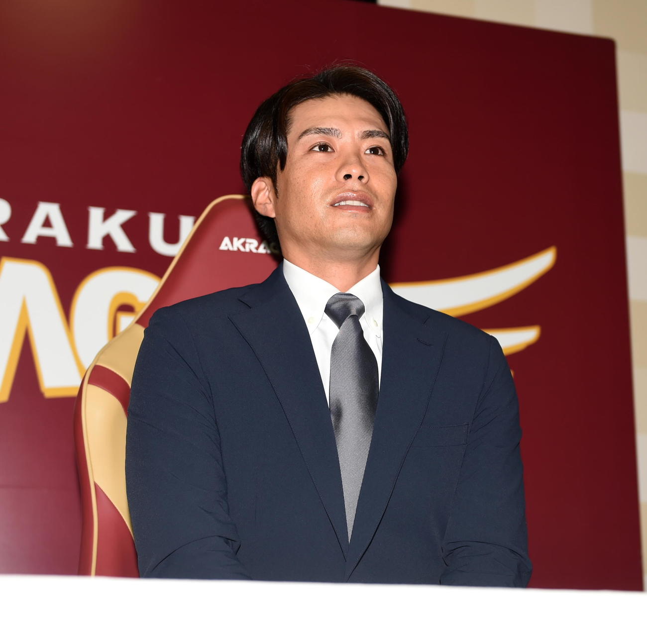 契約更改交渉を終えて取材対応する楽天辛島（撮影・山田愛斗）