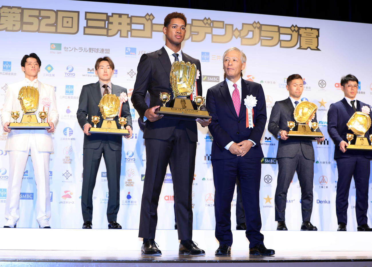 三井ゴールデン・グラブ賞表彰式で受賞した日本ハム万波（左）。右はプレゼンターの福留朗裕氏（撮影・浅見桂子）