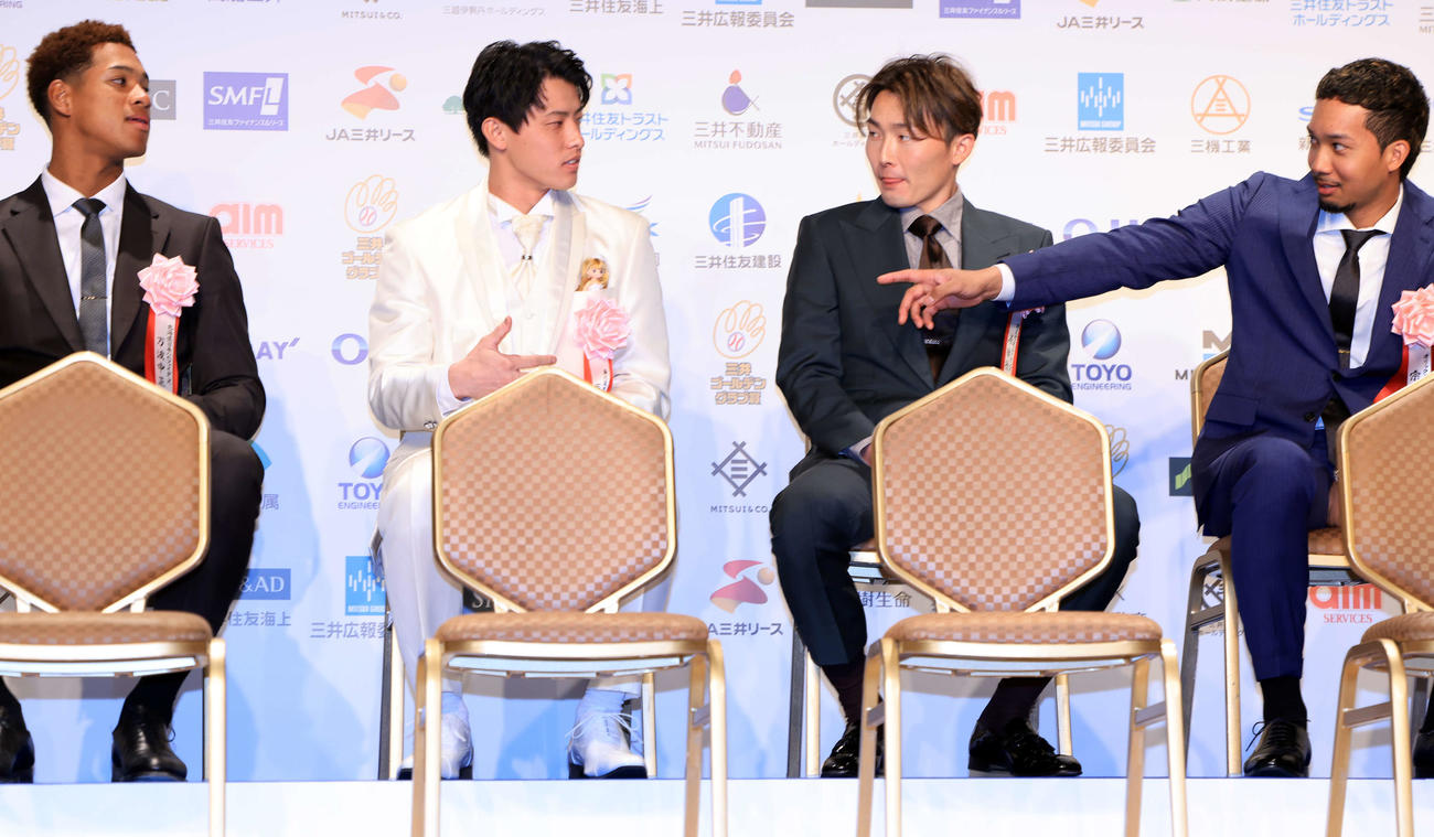 三井ゴールデン・グラブ賞表彰式に白いスーツで登場した楽天辰己（左から2人目）は、「新婦」の人形を胸ポケットに入れ、オリックス宗佑麿（右）から突っ込まれる。左は日本ハム万波。右から2人目は西武源田（撮影・浅見桂子）