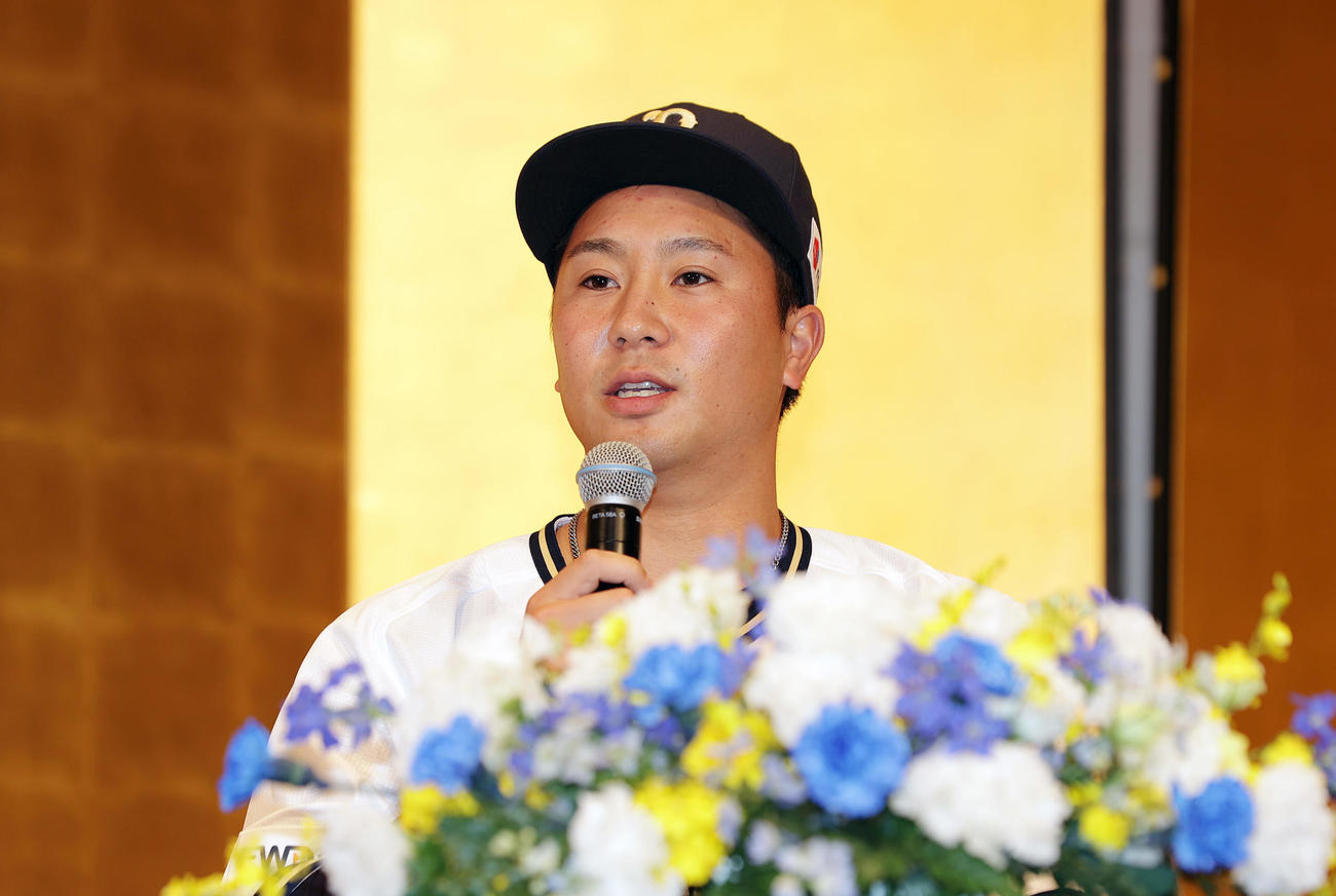 オリックス新人入団会見に臨むドラフト6位の古田島（撮影・前田充）