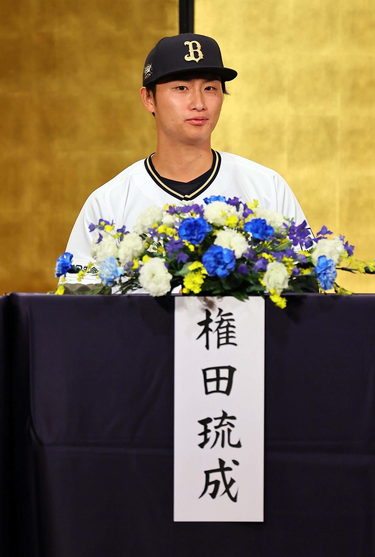オリックス新人選手入団発表記者会見　会見で意気込みを話すドラフト7位権田（撮影・上田博志）