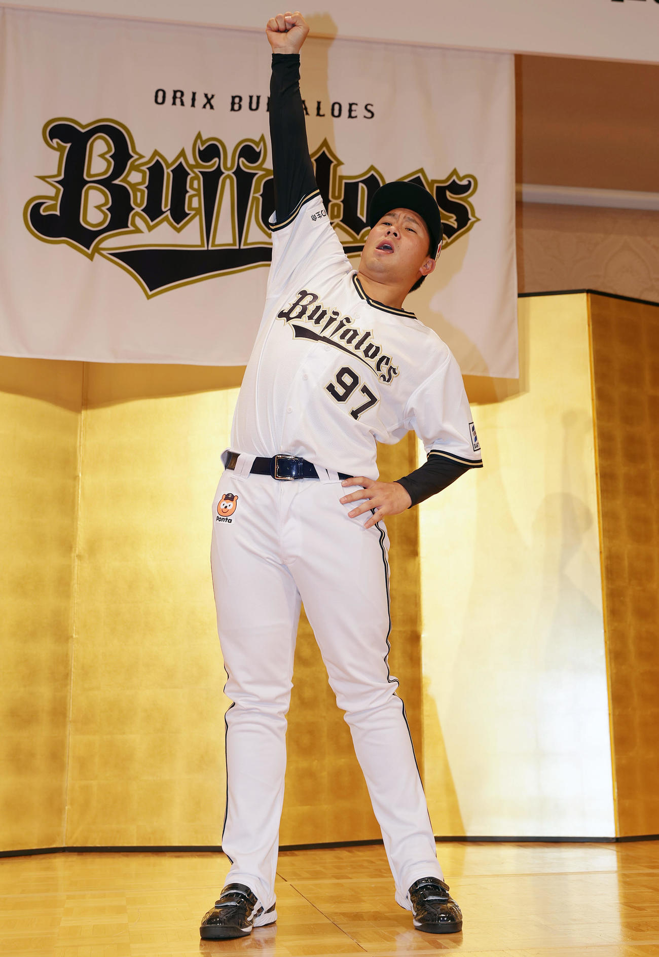 オリックス新人入団会見でポーズをとるドラフト6位の古田島（撮影・前田充）