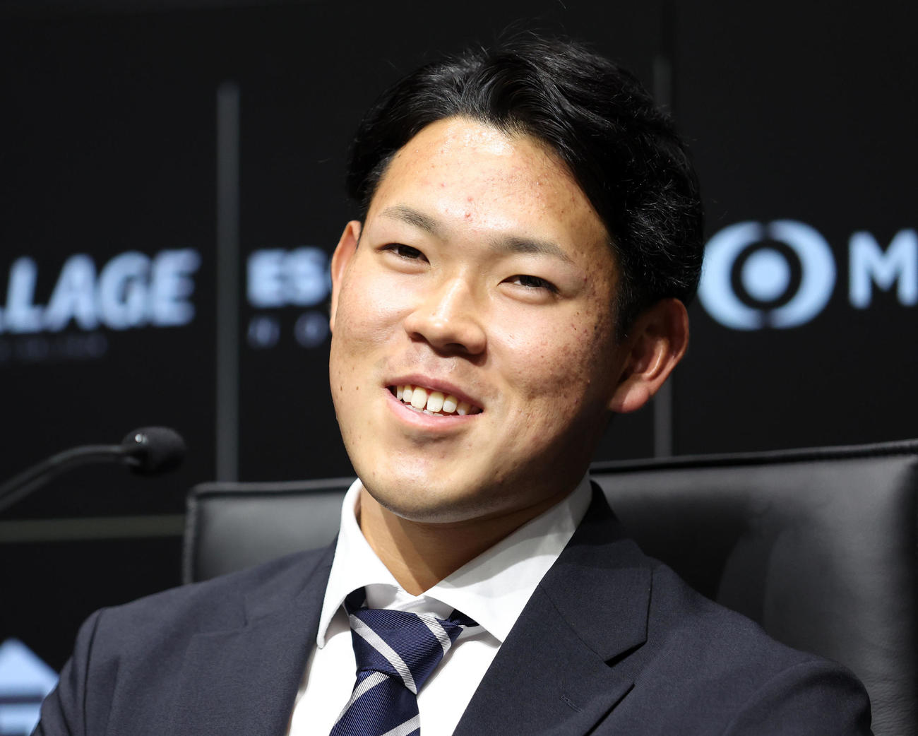 契約更改を終え会見する日本ハム根本（撮影・佐藤翔太）