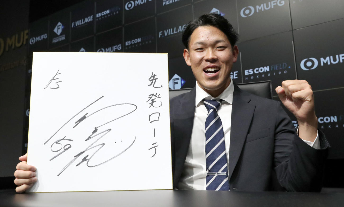契約更改を終え来季目標に「先発ローテ」を掲げる日本ハム根本（撮影・佐藤翔太）