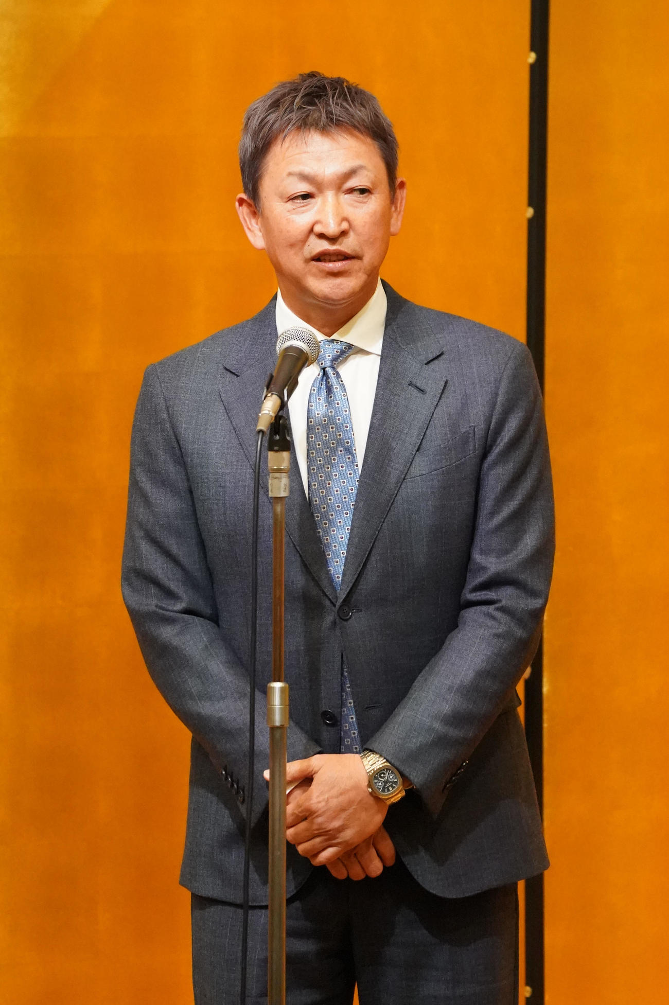 壇上であいさつをする立浪監督（撮影・森本幸一）