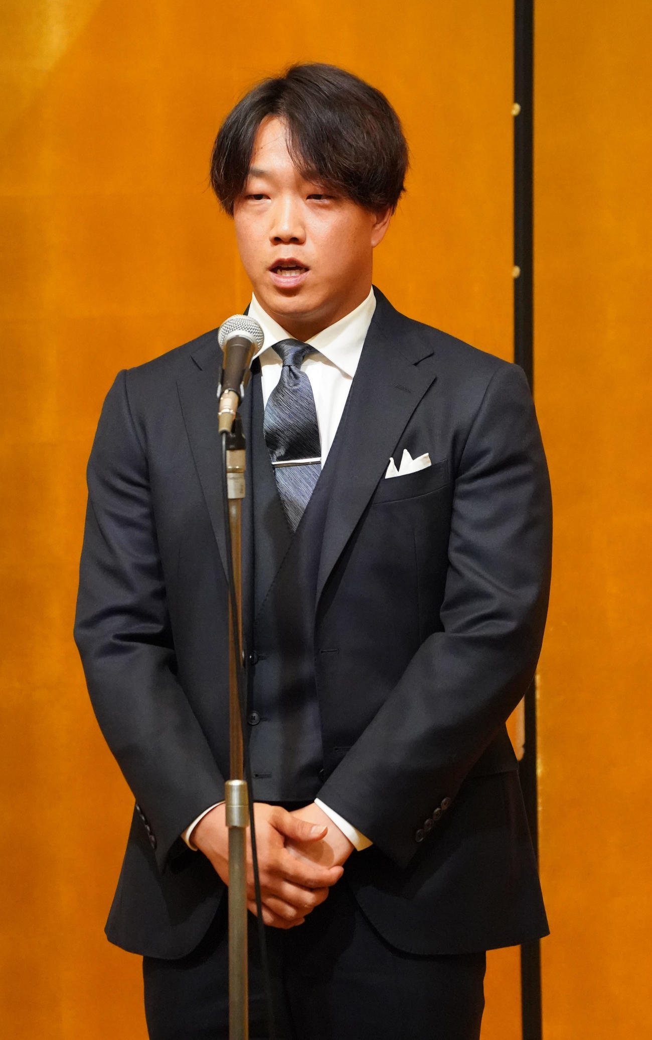 球団納会締めのあいさつをする柳（撮影・森本幸一）