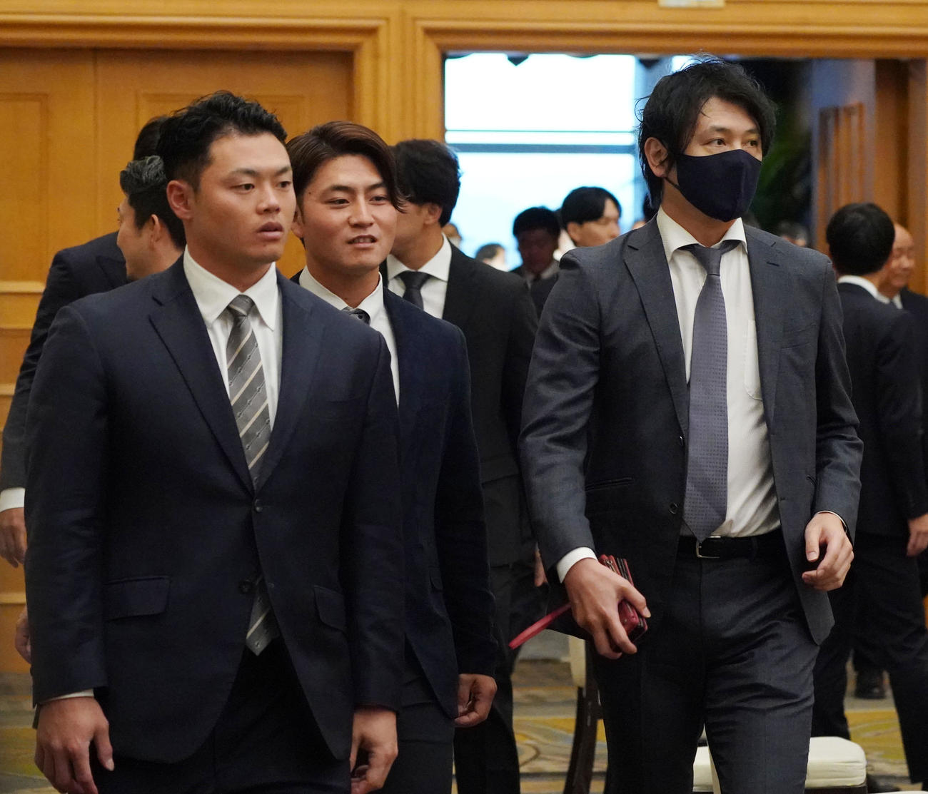 球団納会に出席する（前・左から）細川、砂田、涌井（撮影・森本幸一）