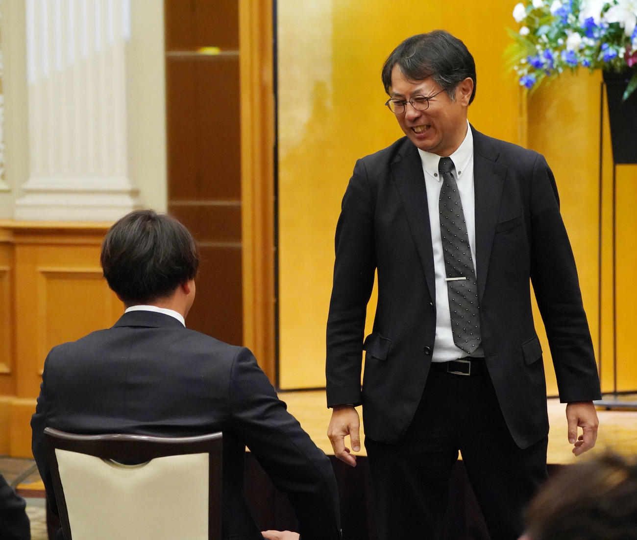 納会開始前、柳と談笑する大島オーナー（右）（撮影・森本幸一）