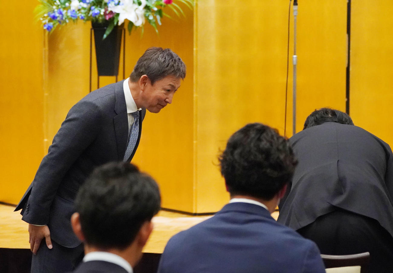 球団納会に出席し大島オーナーとあいさつを交わす立浪監督（左）（撮影・森本幸一）
