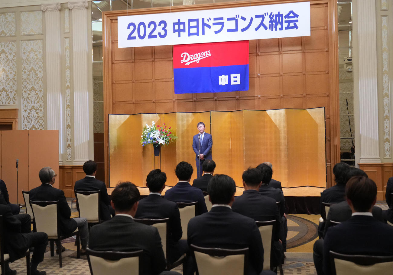 壇上であいさつをする立浪監督（撮影・森本幸一）