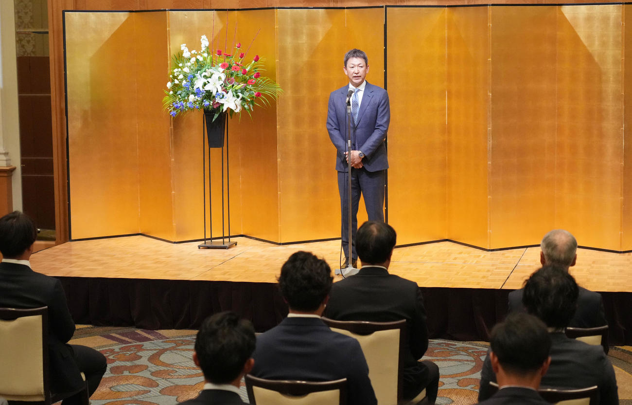 壇上であいさつをする立浪監督（撮影・森本幸一）