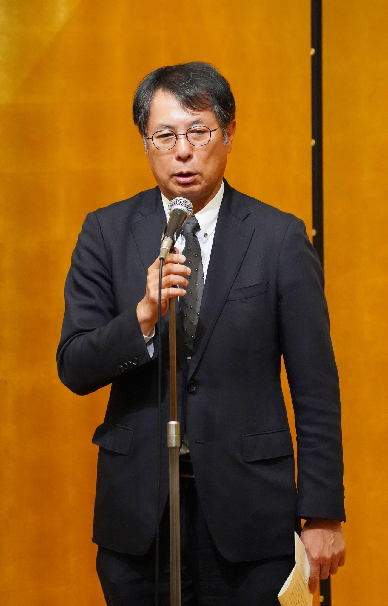 壇上であいさつをする大島オーナー（撮影・森本幸一）