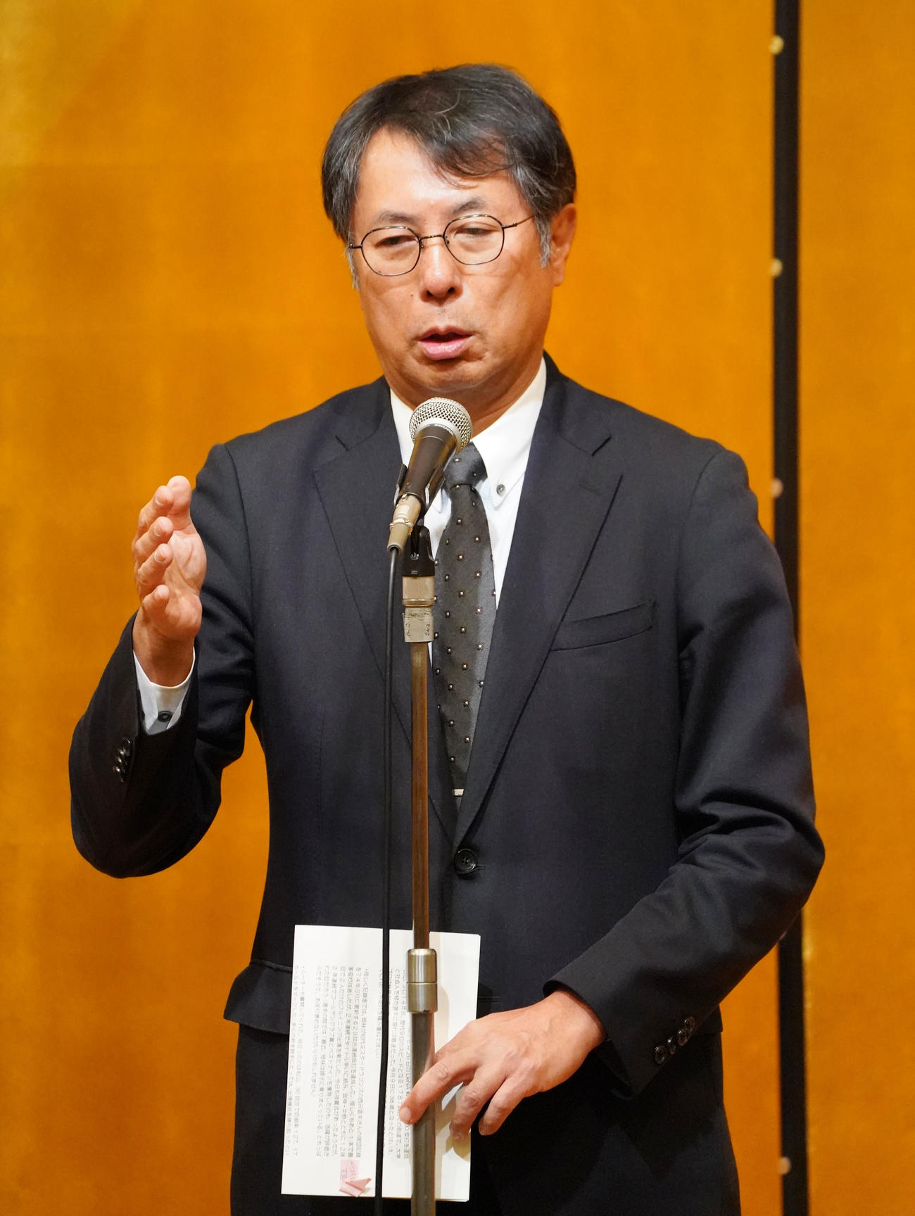 壇上であいさつをする大島オーナー（撮影・森本幸一）