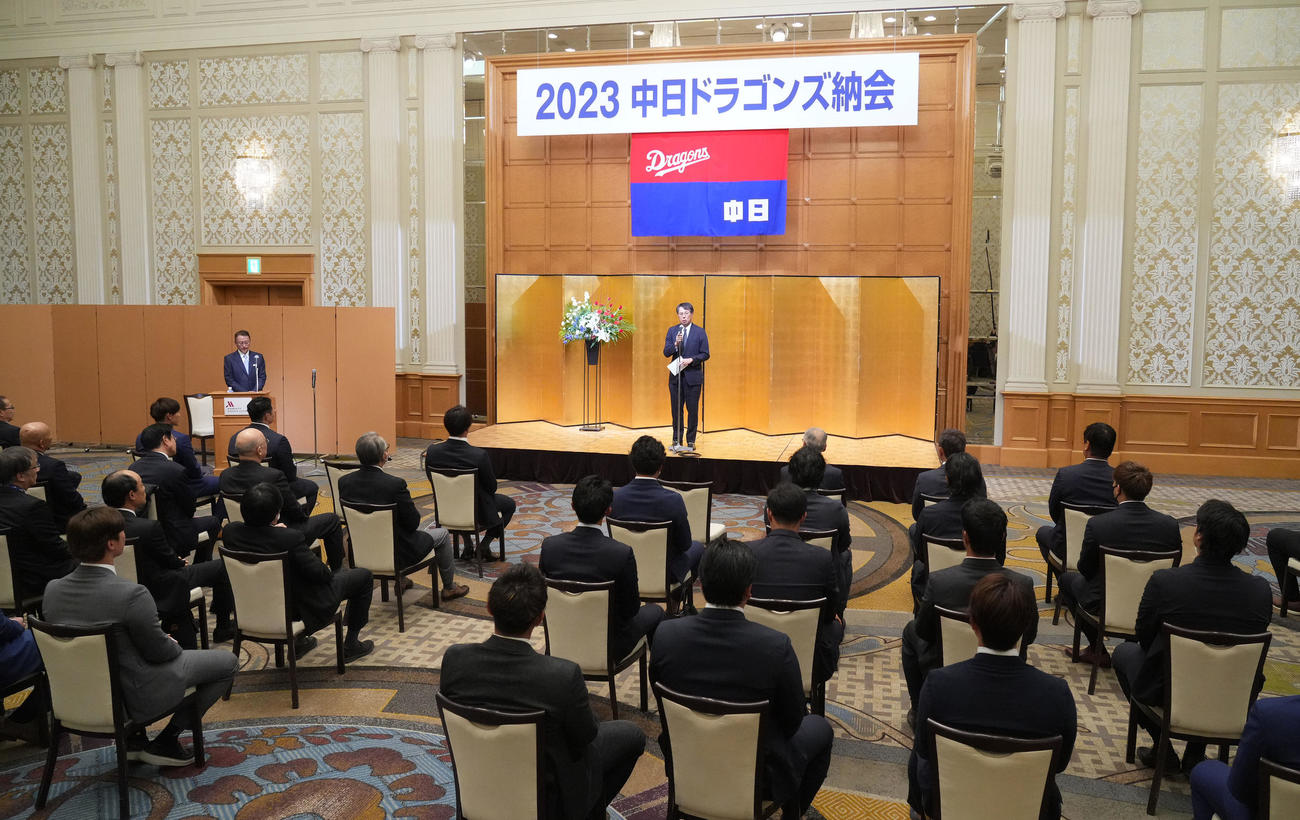 壇上であいさつをする大島オーナー（撮影・森本幸一）