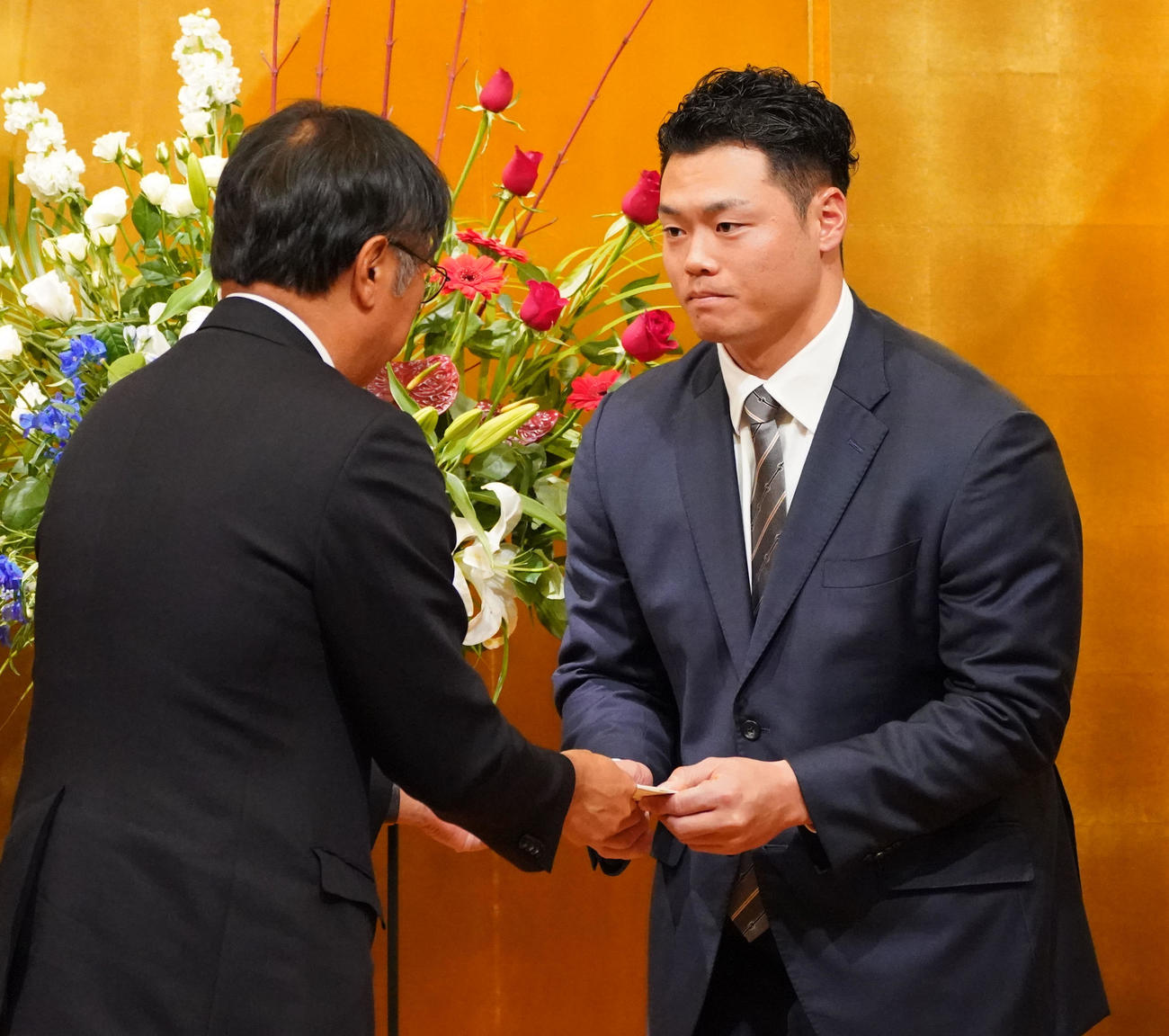 球団表彰にて敢闘賞を受賞し大島オーナーから表彰を受ける細川（右）（撮影・森本幸一）