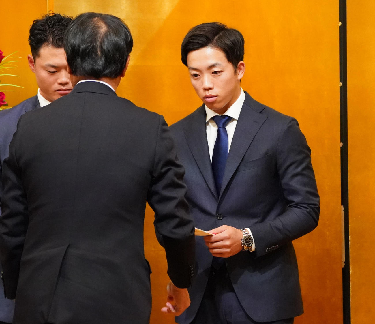 球団表彰にて敢闘賞を受賞し大島オーナーから表彰を受ける岡林（右）（撮影・森本幸一）