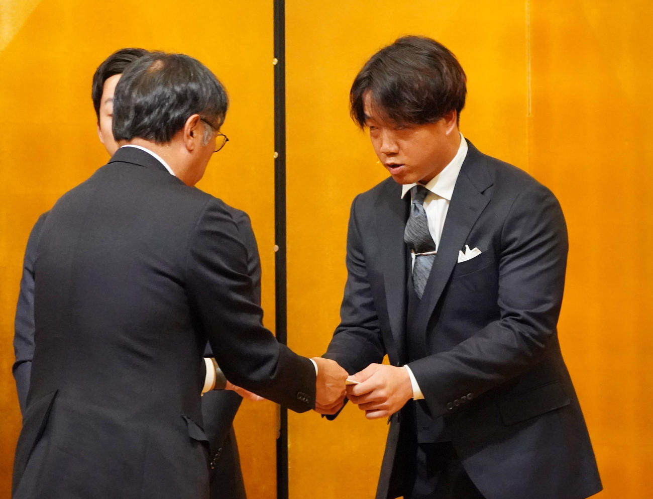 球団表彰にて敢闘賞を受賞し大島オーナーから表彰を受ける柳（右）（撮影・森本幸一）