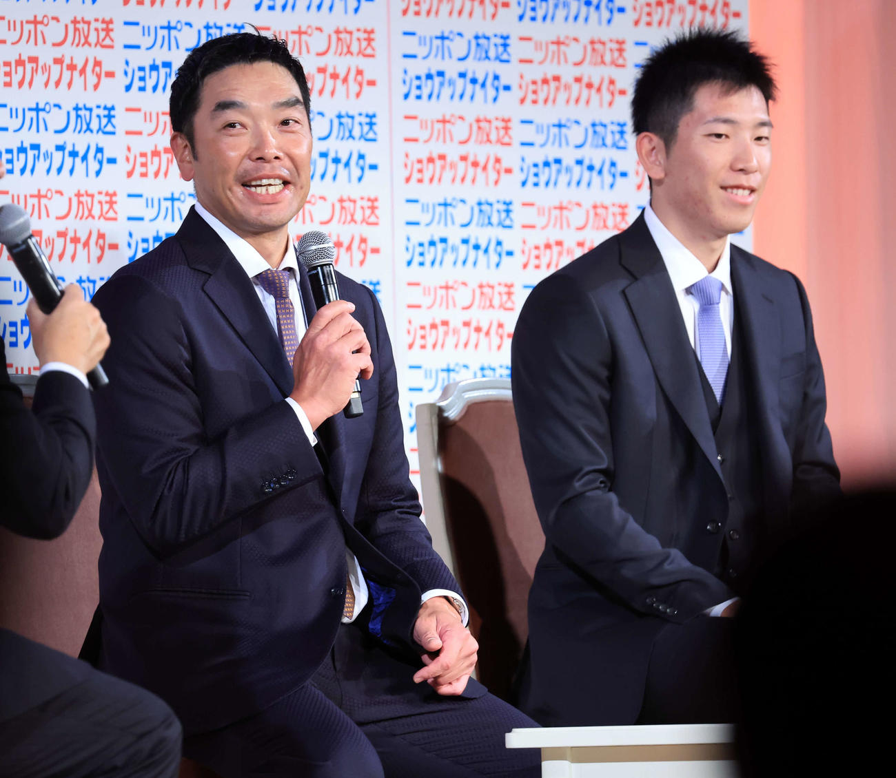 「ニッポン放送ショウアップナイターカンファレンス」にゲスト出演した巨人阿部監督（左）と戸郷は、笑顔で質問に答える（撮影・浅見桂子）