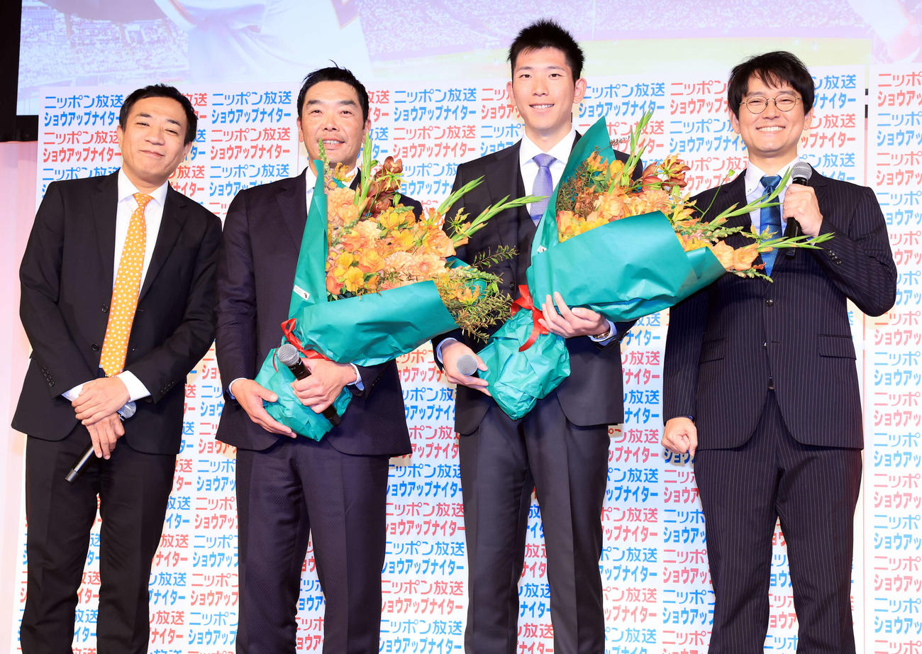 「ニッポン放送ショウアップナイターカンファレンス」にゲスト出演した巨人阿部監督（左から2人目）と戸郷（同3人目）は、ナイツの塙宣之（左端）と土屋伸之から花束を贈られ笑顔で記念撮影（撮影・浅見桂子）