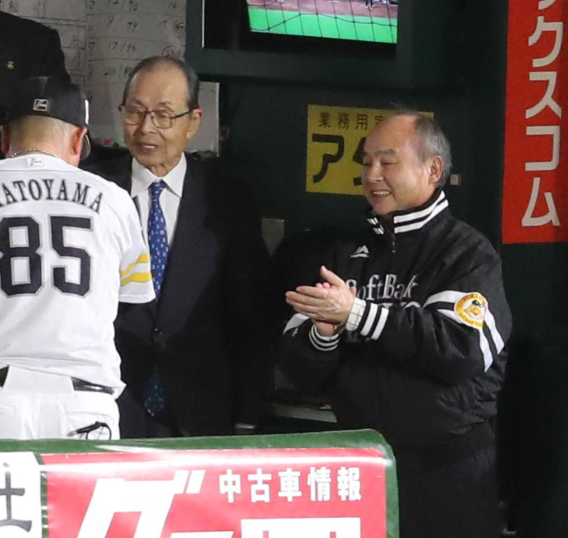 開幕初戦を完封で勝利したソフトバンクナインを出迎えた王貞治球団会長（左）と孫正義会長（2023年3月31日撮影）