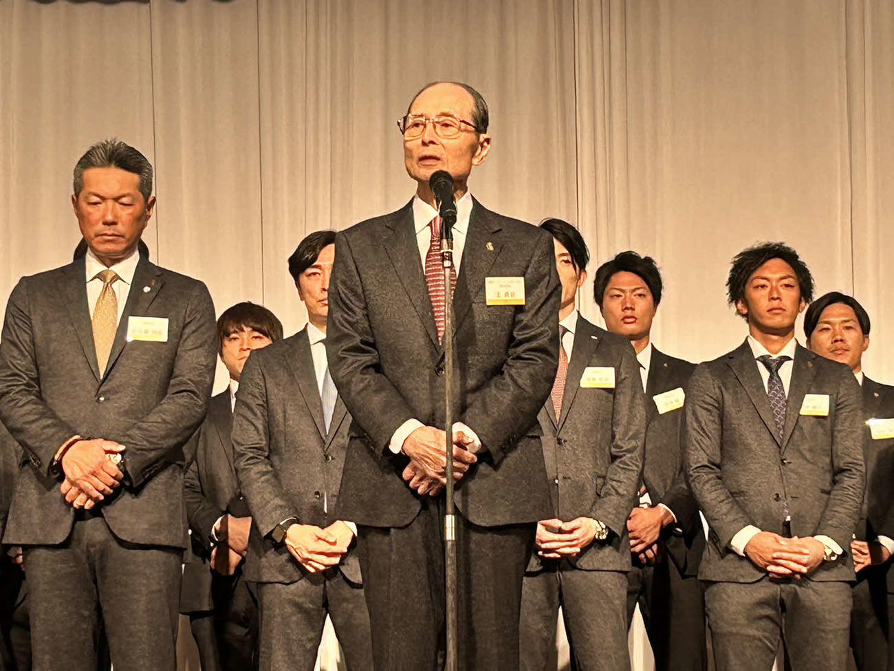 スポンサーパーティであいさつする王会長（球団提供）