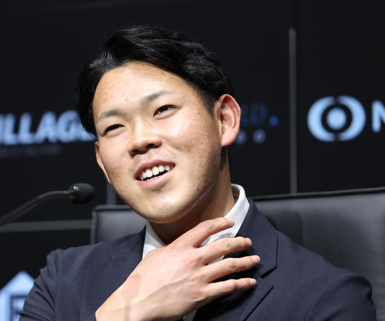 契約更改を終え会見する日本ハム根本（撮影・佐藤翔太）