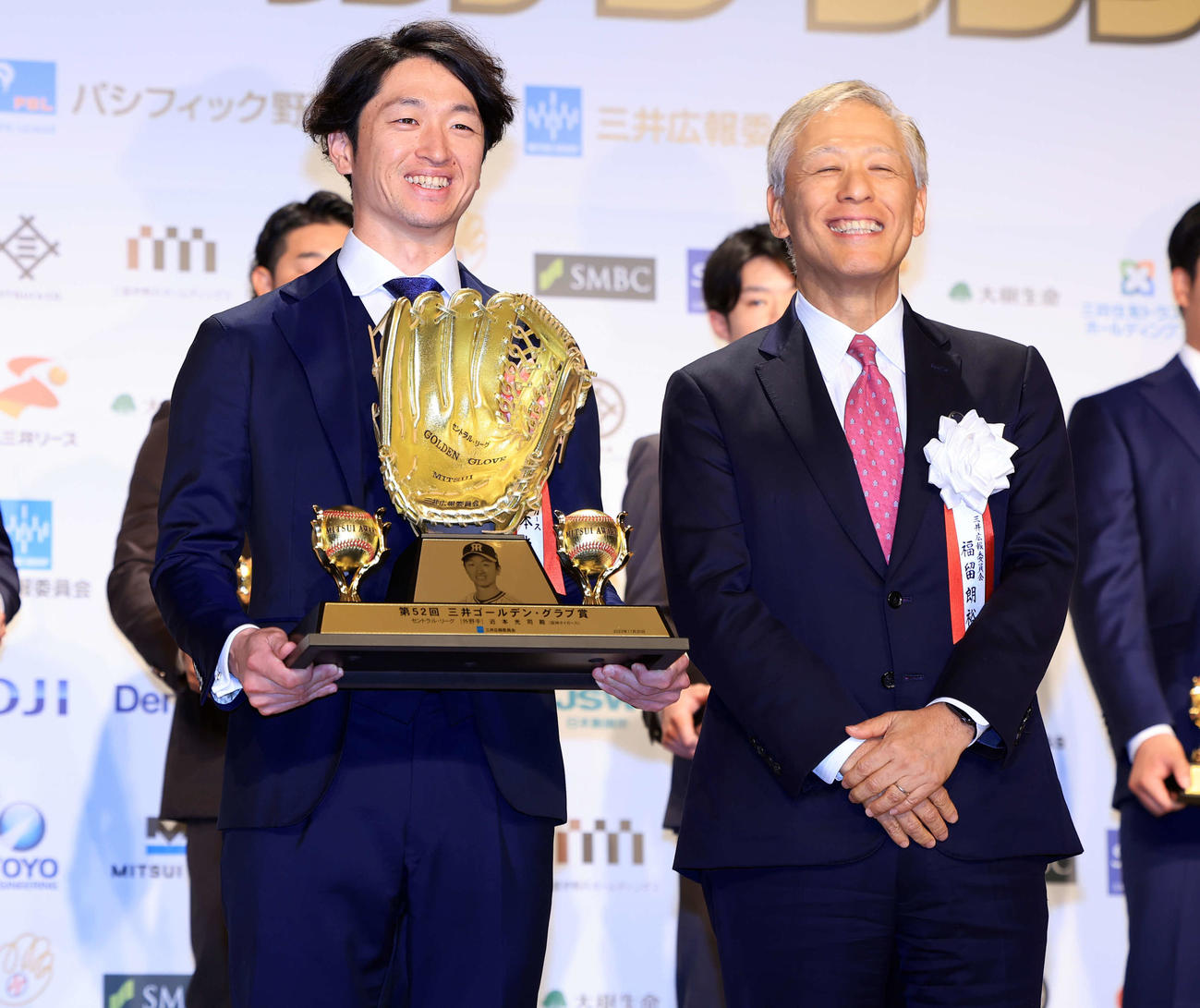 三井ゴールデン・グラブ賞表彰式で受賞した阪神近本（左）。右はプレゼンターの福留朗裕氏（撮影・浅見桂子）
