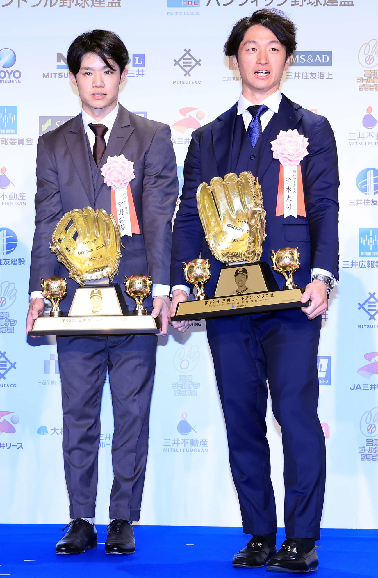 三井ゴールデン・グラブ賞表彰式で記念撮影を待つ阪神中野（左）と近本（撮影・浅見桂子）