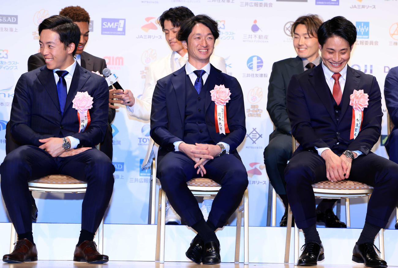 三井ゴールデン・グラブ賞表彰式で、笑顔を見せる阪神近本（中央）。左は中日岡林。右は阪神木浪（撮影・浅見桂子）
