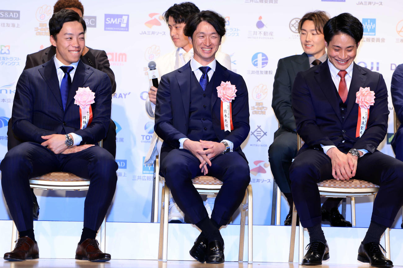 三井ゴールデン・グラブ賞表彰式で、笑顔を見せる阪神近本（中央）。左は中日岡林。右は阪神木浪（撮影・浅見桂子）