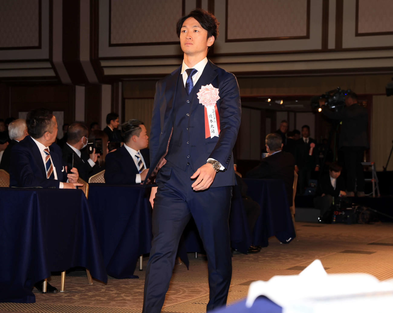 三井ゴールデン・グラブ賞表彰式に臨む阪神近本（撮影・浅見桂子）