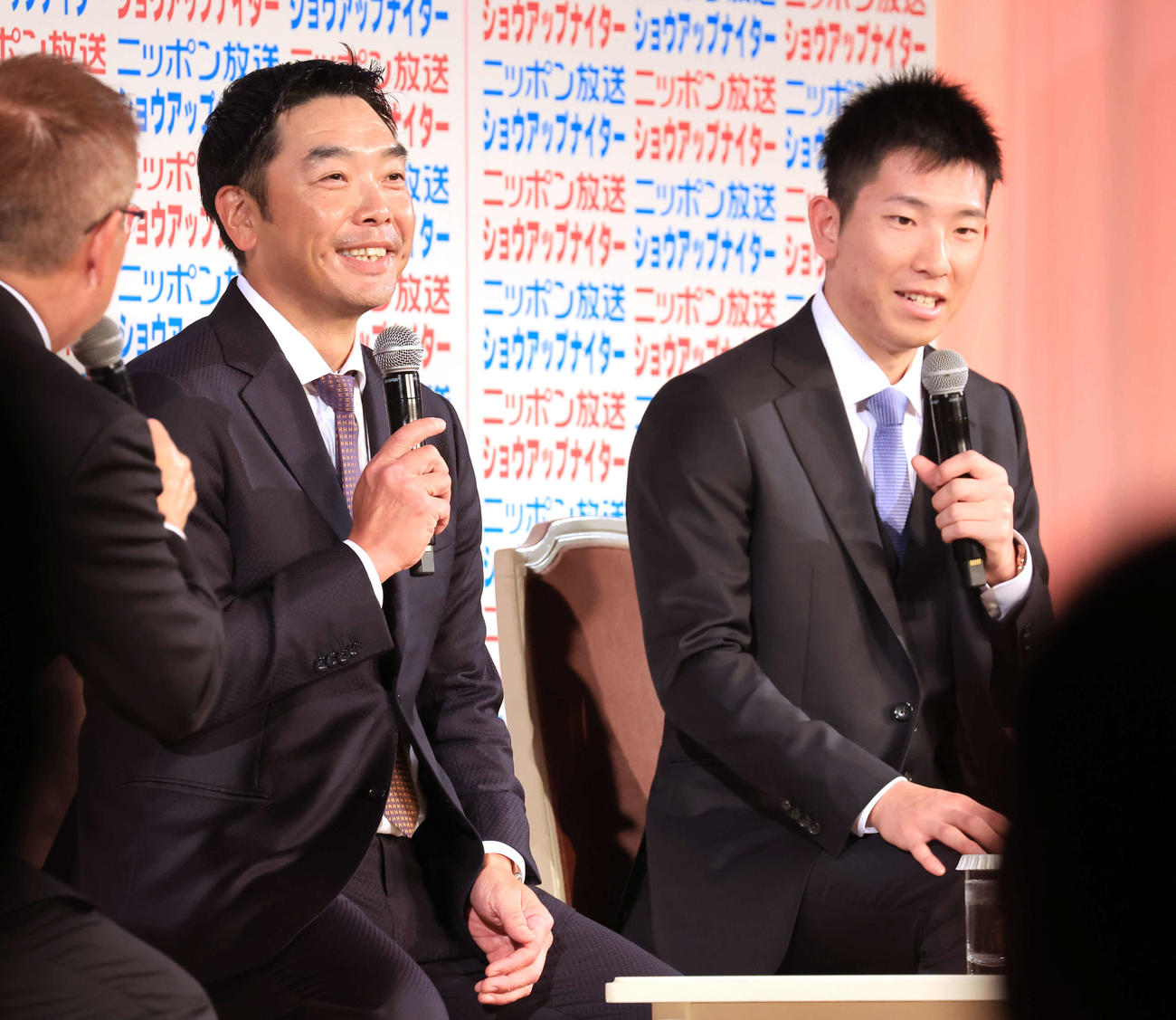 「ニッポン放送ショウアップナイターカンファレンス」にゲスト出演した巨人阿部監督（左）と戸郷は、笑顔で質問に答える（撮影・浅見桂子）