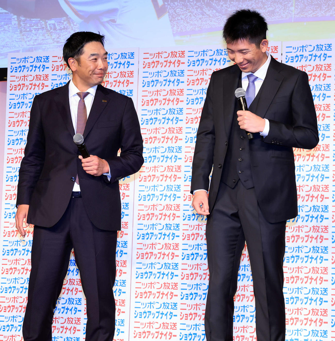 「ニッポン放送ショウアップナイターカンファレンス」にゲスト出演した巨人阿部監督（左）と戸郷は笑顔を見せる（撮影・浅見桂子）