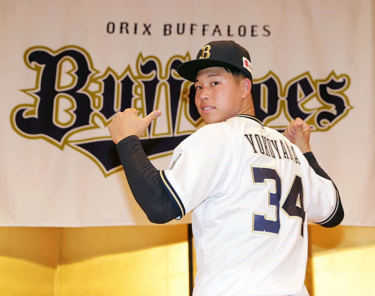 オリックス新人入団会見で34番を披露するドラフト1位の横山（撮影・前田充）