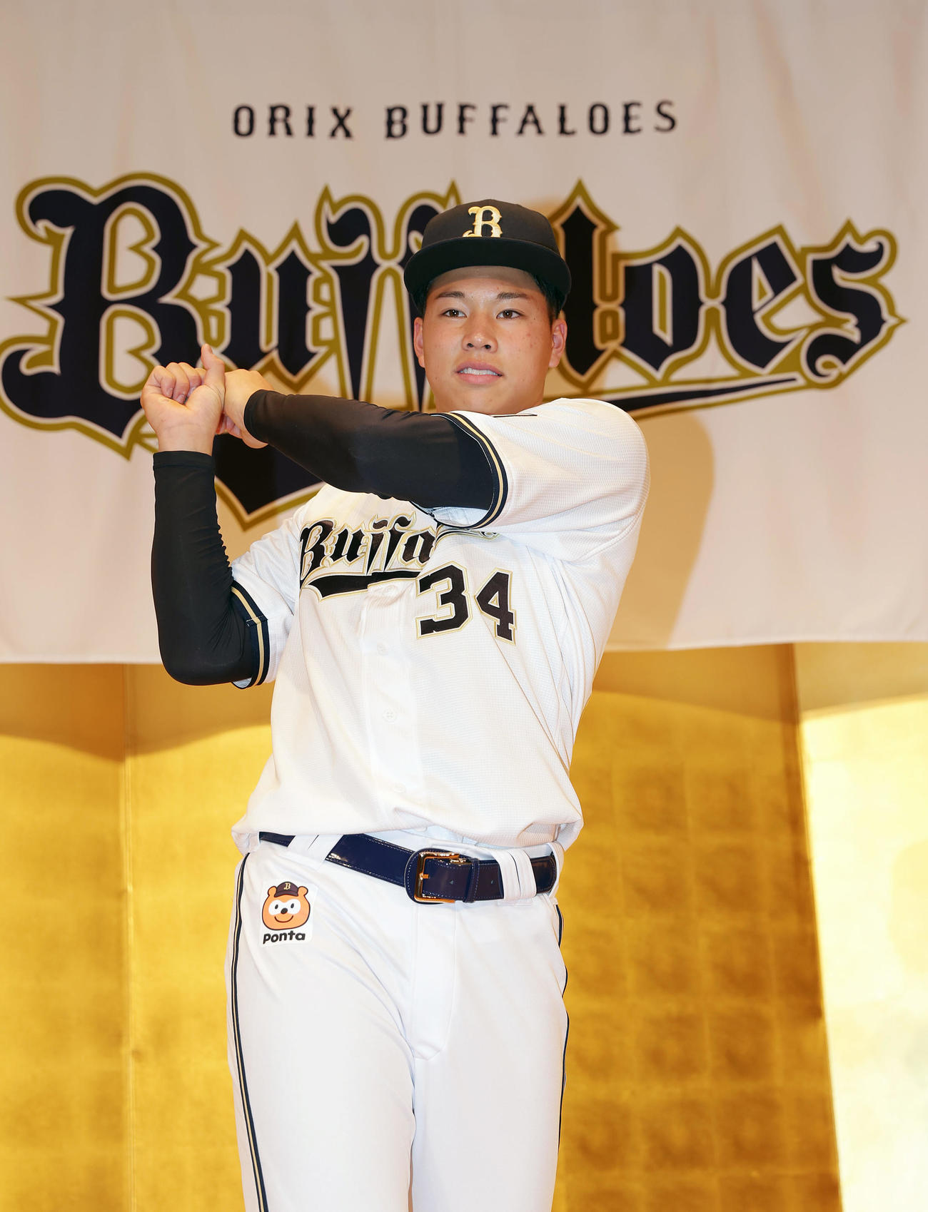 オリックス新人入団会見でポーズをとるドラフト1位の横山（撮影・前田充）