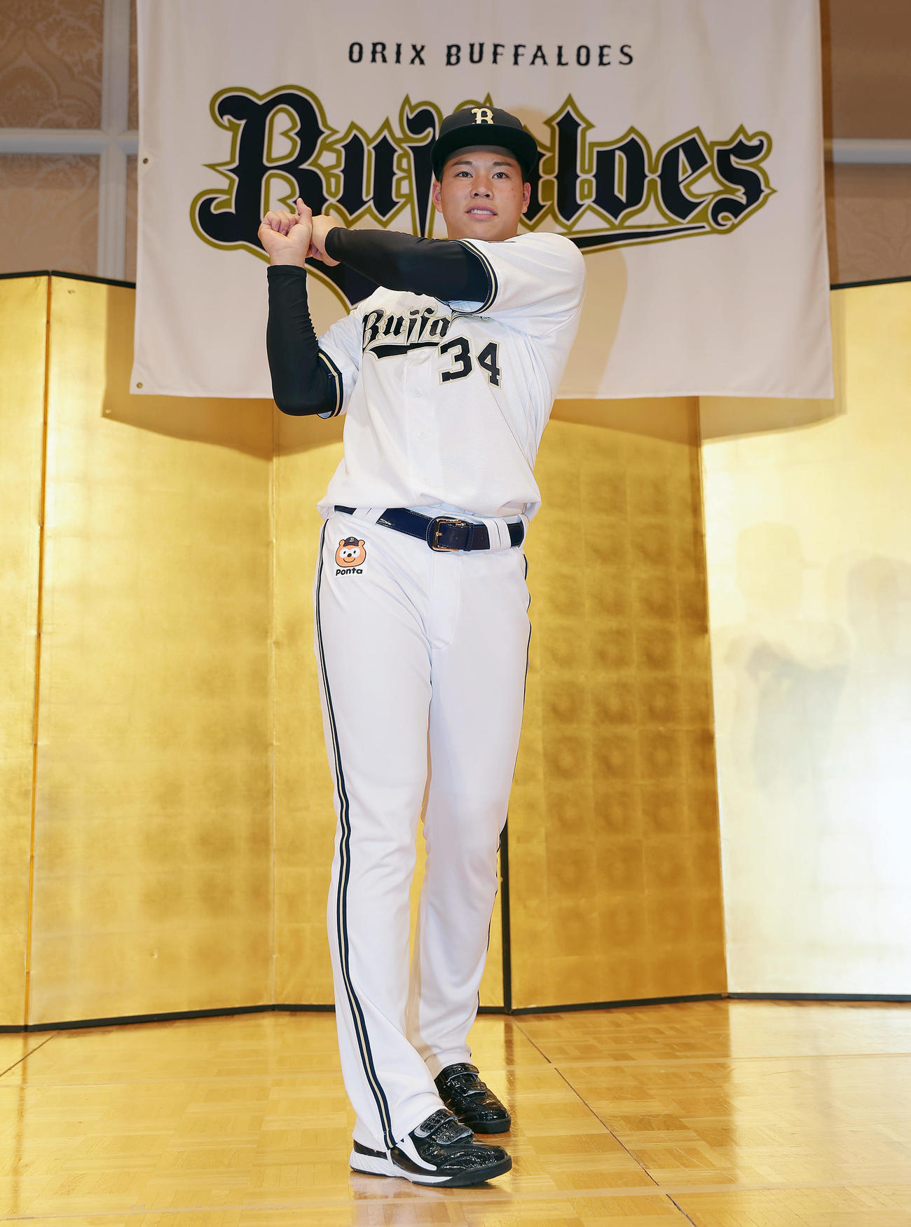 オリックス新人入団会見でポーズをとるドラフト1位の横山（撮影・前田充）