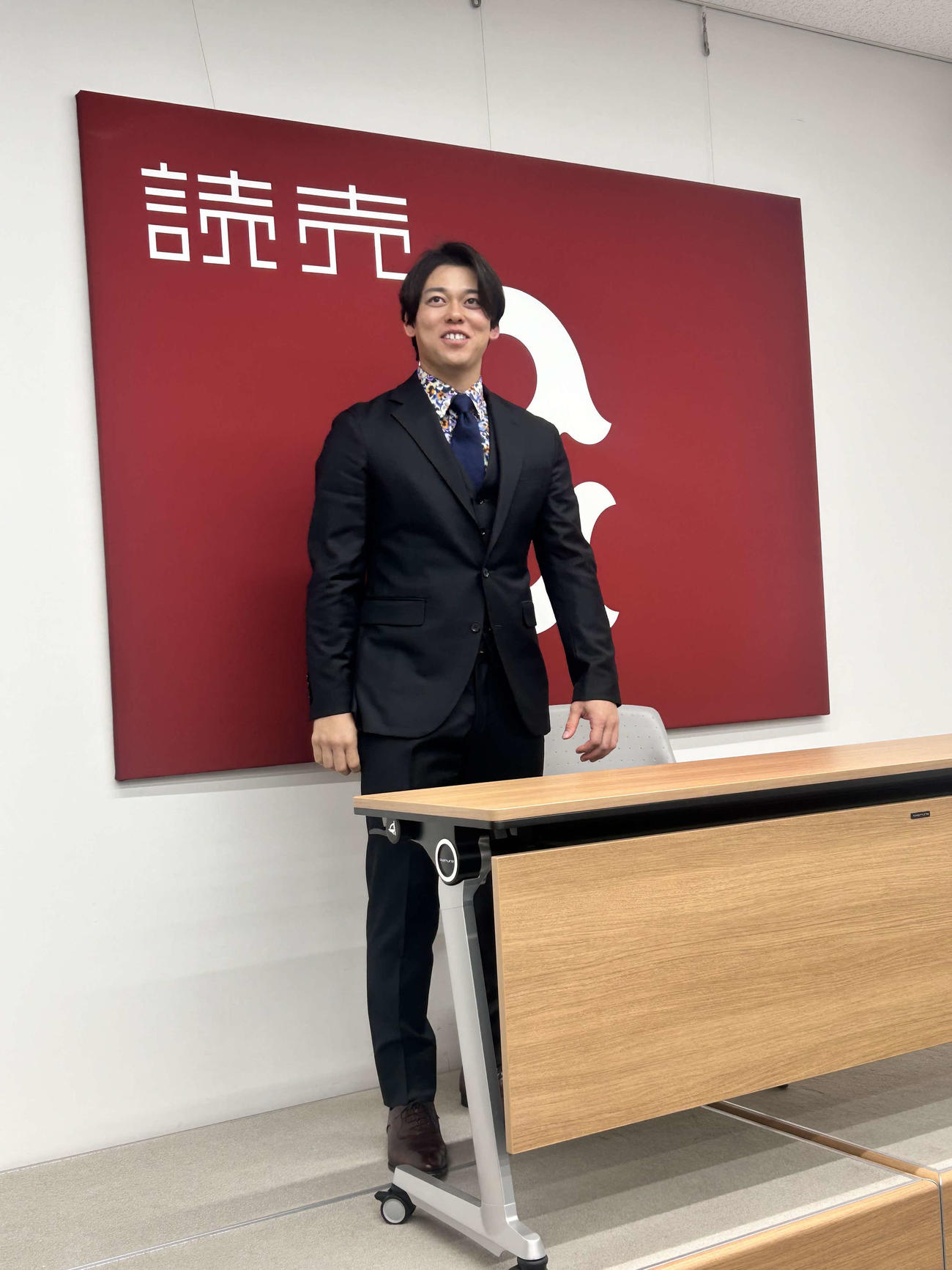 契約更改後、会見に登壇した巨人高梨（撮影・上田悠太）