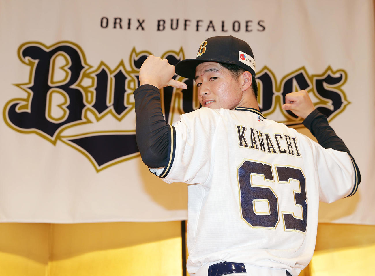 オリックス新人入団会見でポーズをとるドラフト2位の河内（撮影・前田充）