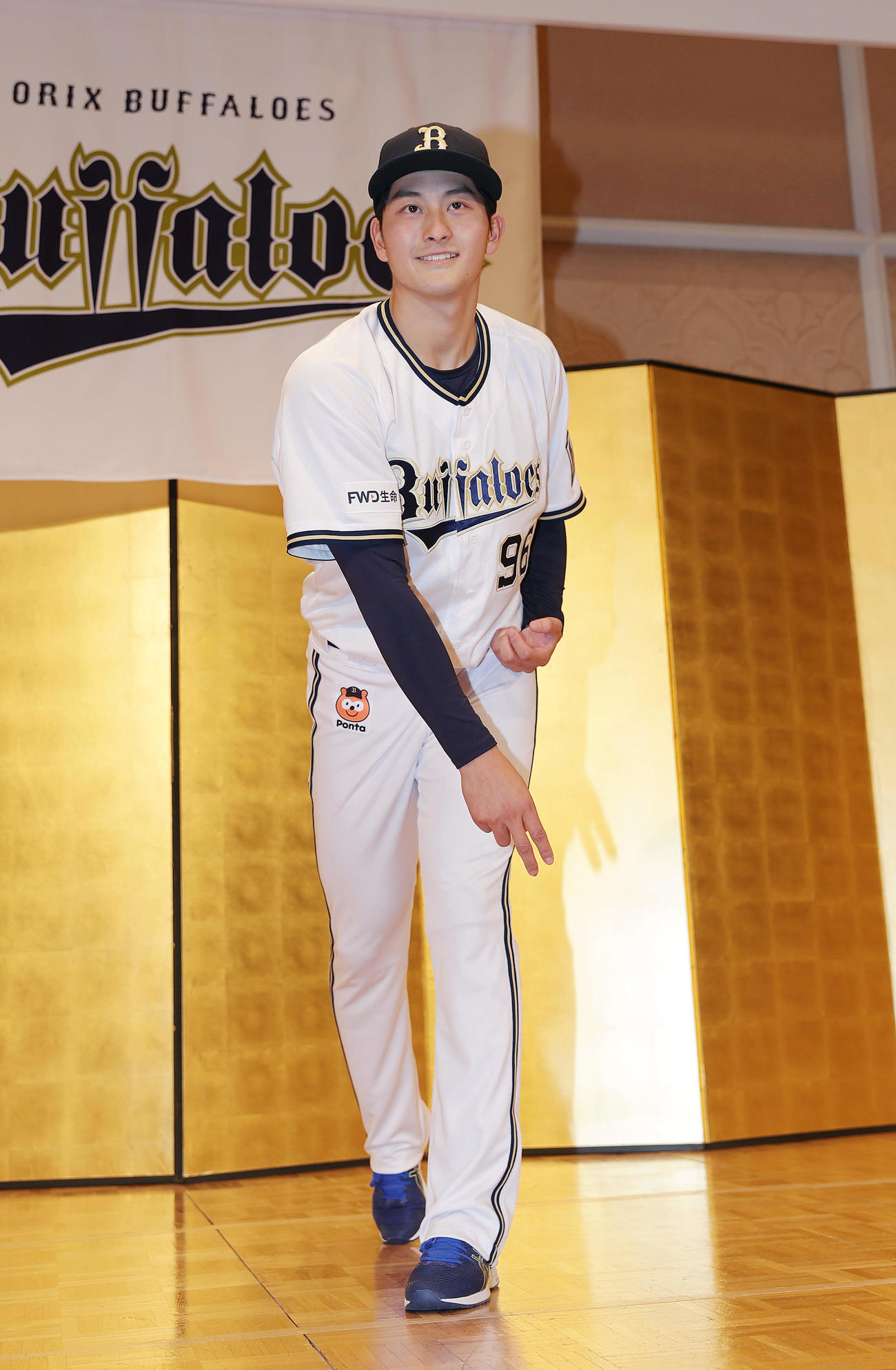 オリックス新人入団会見でポーズをとるドラフト5位の高島（撮影・前田充）