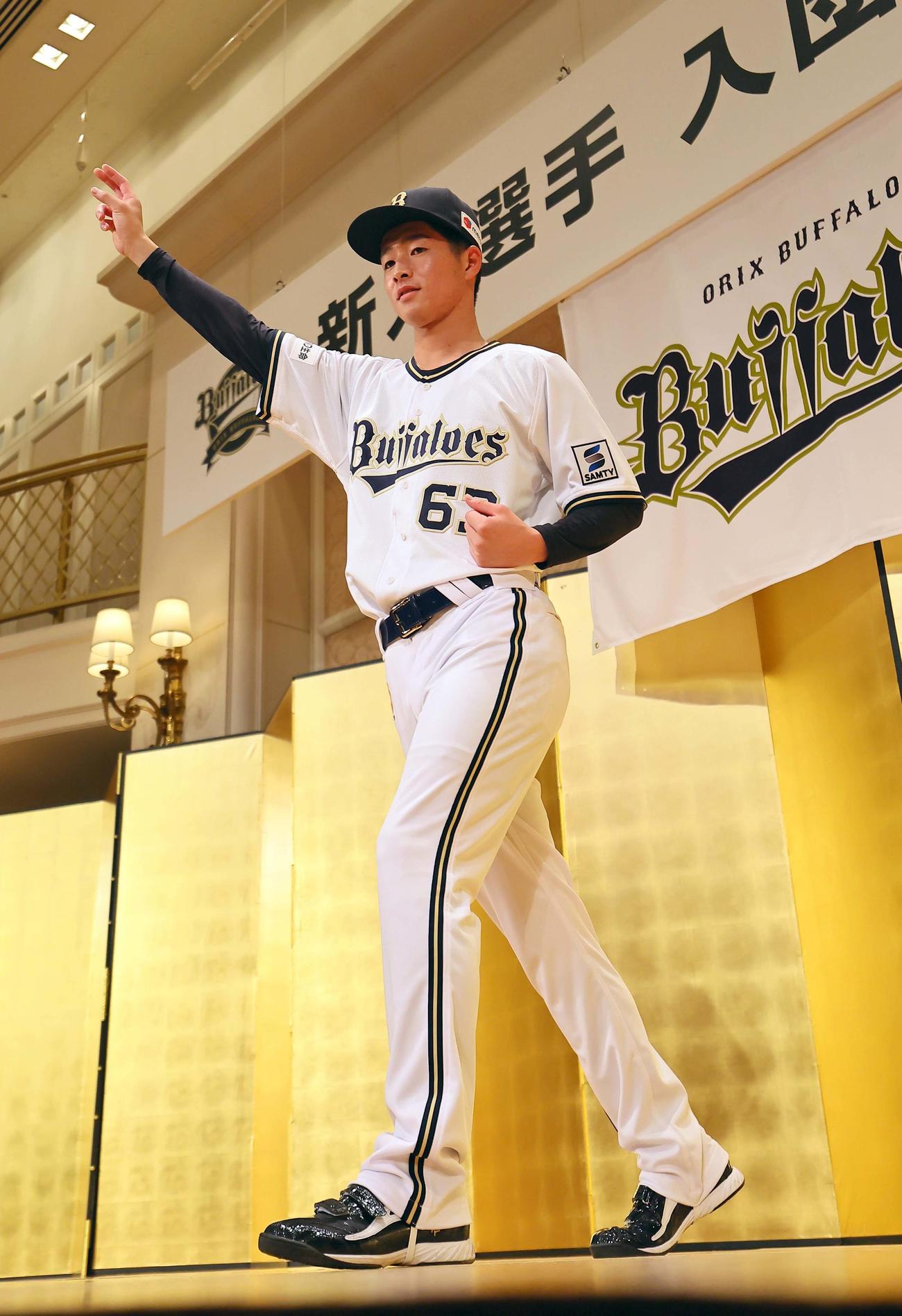 オリックス新人選手入団発表記者会見　投球フォームを披露するドラフト2位河内（撮影・上田博志）