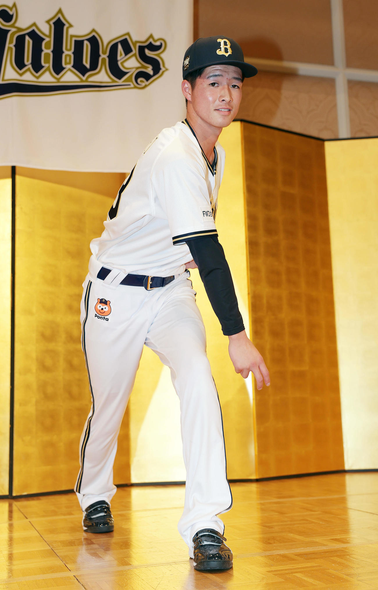 オリックス新人入団会見でポーズをとるドラフト2位の河内（撮影・前田充）