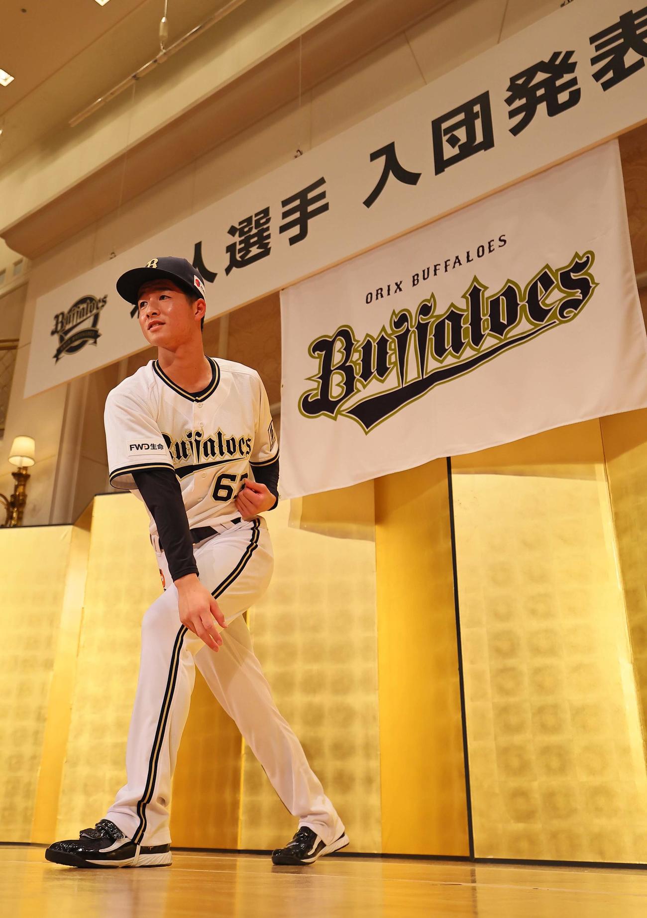 オリックス新人選手入団発表記者会見　投球フォームを披露するドラフト2位河内（撮影・上田博志）