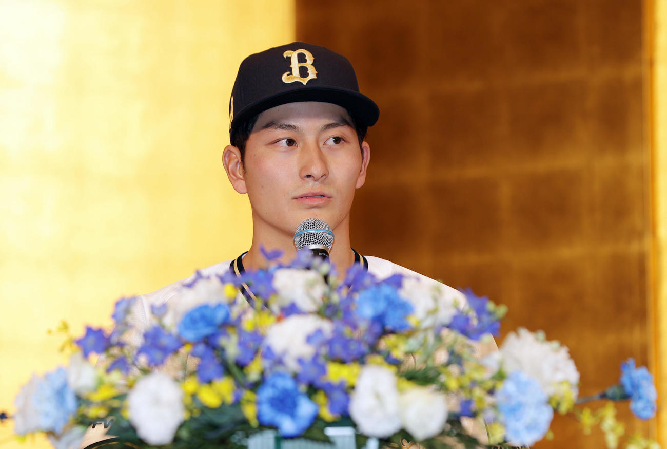 オリックス新人入団会見に臨むドラフト5位の高島（撮影・前田充）