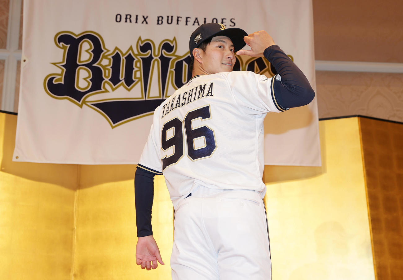 オリックス新人入団会見でポーズをとるドラフト5位の高島（撮影・前田充）