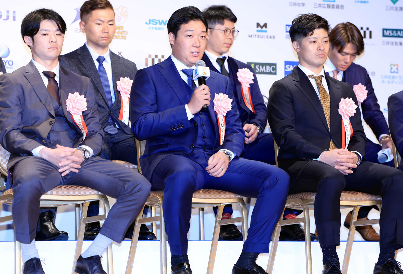 三井ゴールデン・グラブ賞表彰式で、思いを語る阪神大山（中央）。左は中野、右は坂本（撮影・浅見桂子）