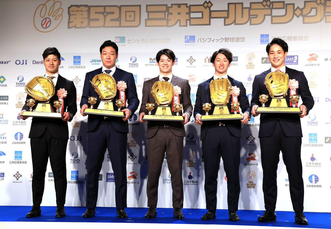 三井ゴールデン・グラブ賞表彰式を終え、笑顔で記念撮影する阪神の、左から坂本、大山、中野、近本、木浪（撮影・浅見桂子）