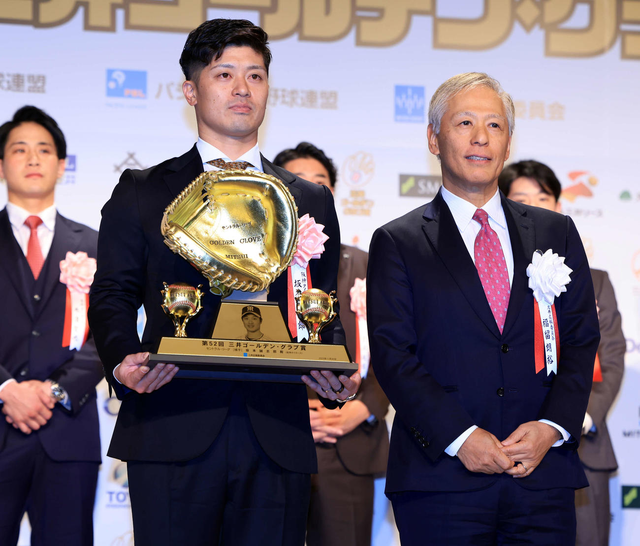 三井ゴールデン・グラブ賞表彰式で受賞した阪神坂本（左）。右はプレゼンターの福留朗裕氏（撮影・浅見桂子）