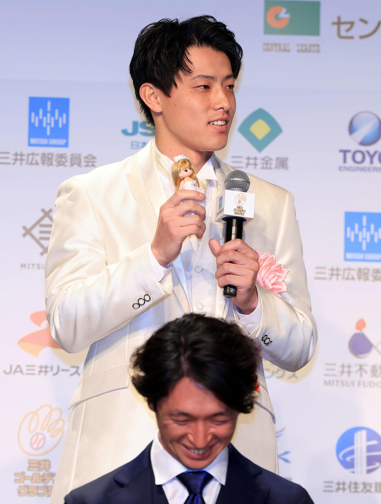 三井ゴールデン・グラブ賞表彰式に白いスーツで登場した楽天辰己は、「新婦」を連れてきたと人形を出す（撮影・浅見桂子）