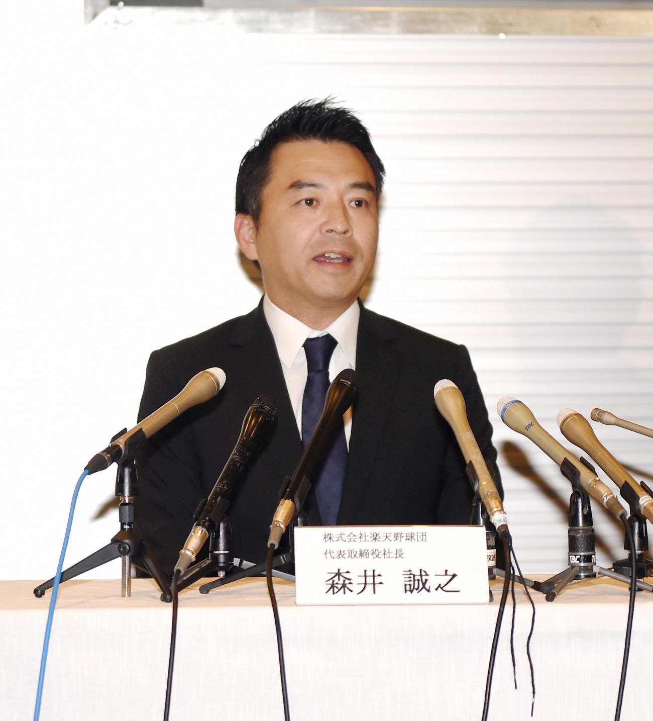 楽天安楽智大のパワハラ疑惑に関して取材対応する森井球団社長（撮影・山田愛斗）