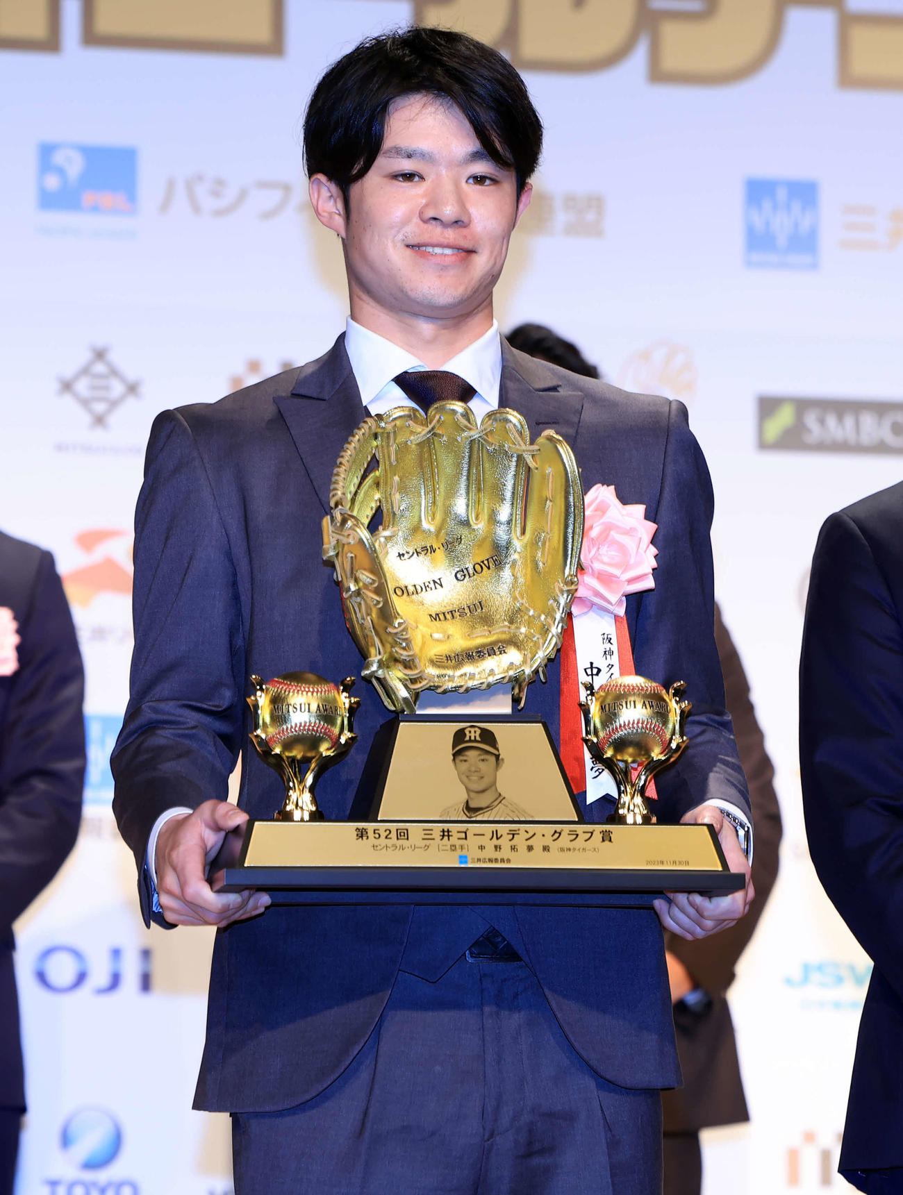 三井ゴールデン・グラブ賞表彰式で受賞した阪神中野は笑顔を見せる（撮影・浅見桂子）
